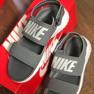 Nike Women Tanjun Sandal-Gray